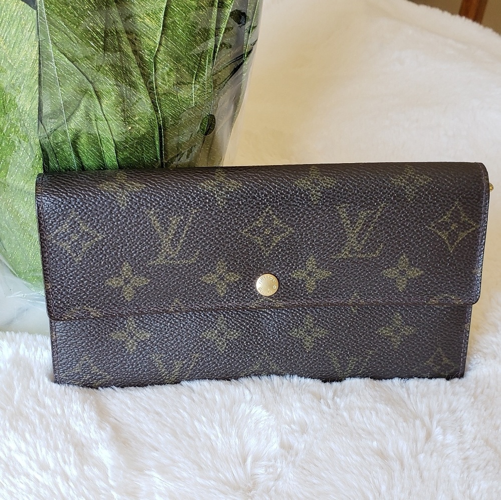 Authentic  Louis  Vuitton Sarah Long Wallet
